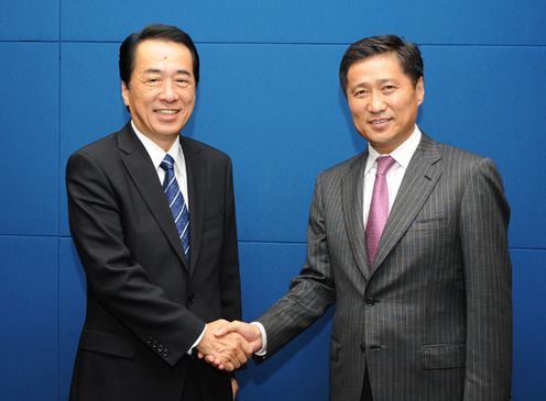 バトボルド首相と握手する菅総理の写真