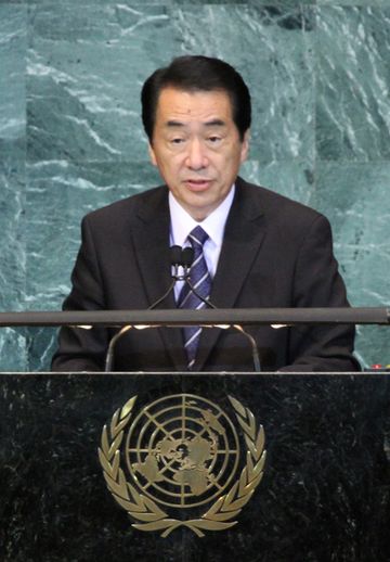 一般討論演説する菅総理の写真