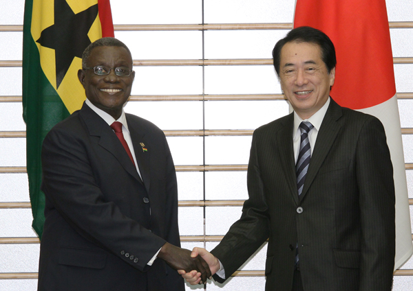 ガーナ共和国のジョン・エバンズ・アッタ・ミルズ大統領と握手する菅総理の写真