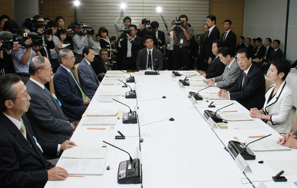 行政刷新会議であいさつをする菅総理の写真２