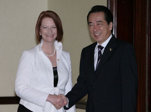 オーストラリア連邦のギラード首相と握手する菅総理の写真