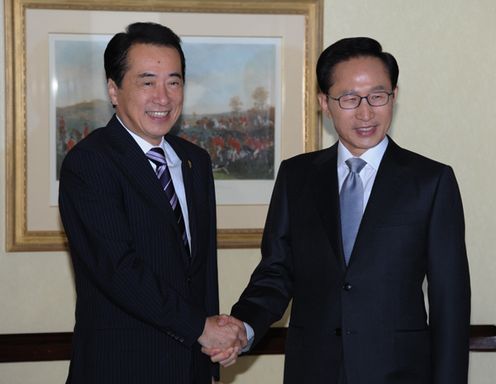大韓民国の李明博大統領と握手する菅総理の写真