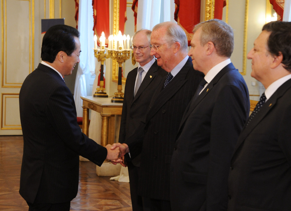 ベルギー王国のアルベール二世国王陛下の歓迎を受ける菅総理の写真