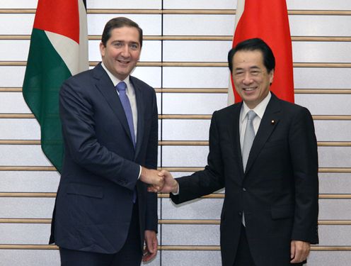 ヨルダンのリファーイ首相と握手する菅総理１