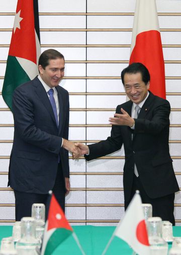 ヨルダンのリファーイ首相と握手する菅総理２