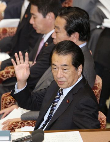 衆議院予算委員会に出席する菅総理の写真