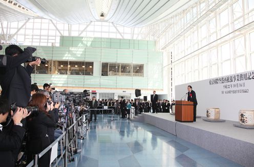 東京国際空港再拡張事業供用記念祝賀会で祝辞を述べる菅総理２