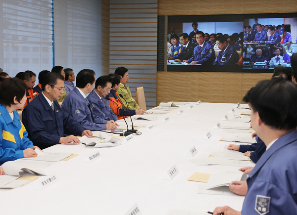 テレビ会議による訓練を行う菅総理