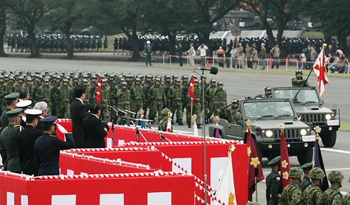 自衛隊記念日行事観閲式で行進を観閲する菅総理