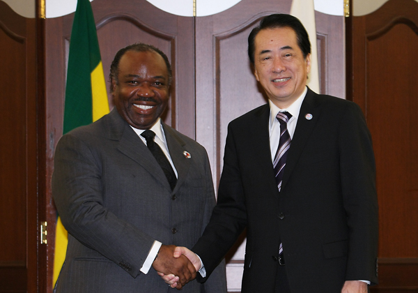 ガボン共和国のボンゴ大統領と握手する菅総理