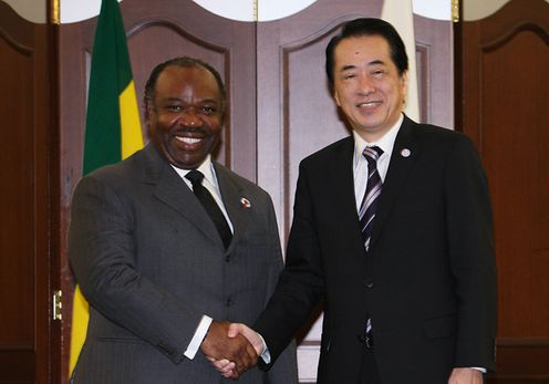 ガボン共和国のボンゴ大統領と握手する菅総理
