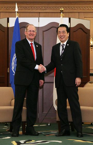 ダイス国連総会議長と握手する菅総理