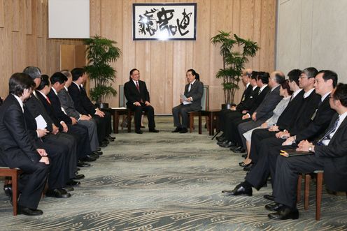 新日中友好２１世紀委員会の表敬を受ける菅総理