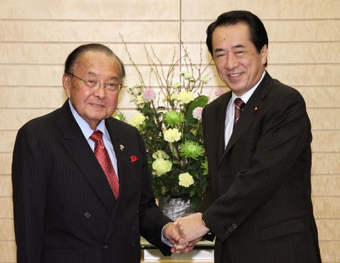 イノウエ米国上院議員と握手する菅総理