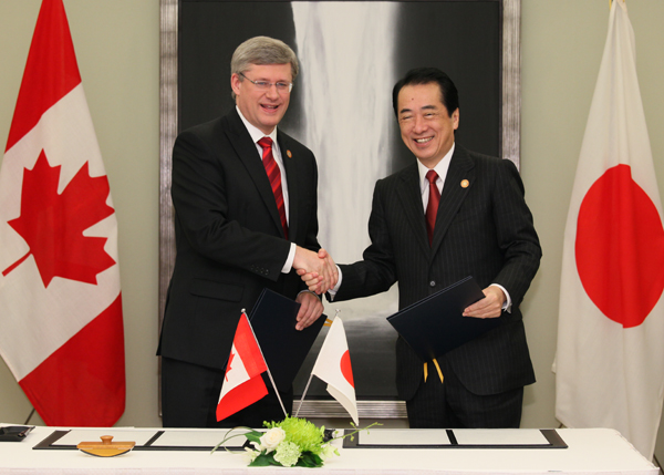 ハーパー・カナダ首相と握手する菅総理