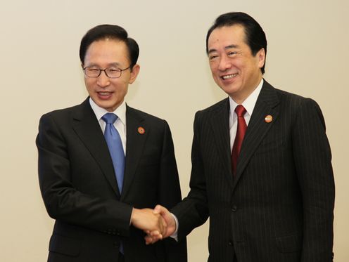 李明博韓国大統領と握手する菅総理