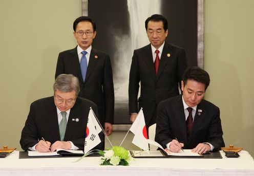 日韓図書協定の署名に立ち会う李明博韓国大統領と菅総理