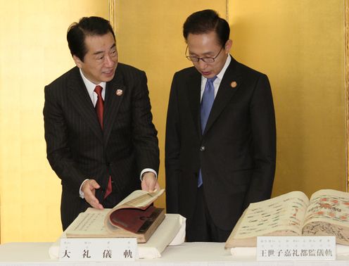 図書を閲覧する李明博韓国大統領と菅総理