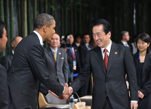 リトリート会合でオバマ米大統領と握手する菅総理