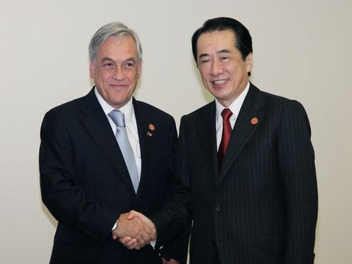 ピニェラ・チリ大統領と握手する菅総理