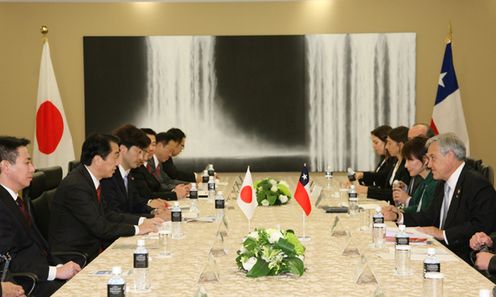ピニェラ・チリ大統領らと会談する菅総理