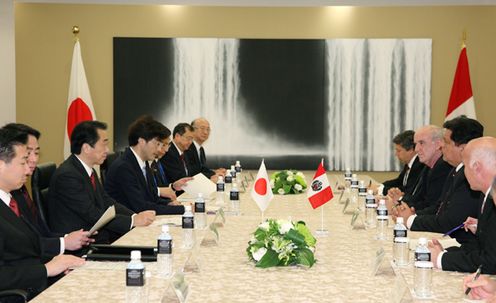 ガルシア・ペルー大統領ららと会談する菅総理