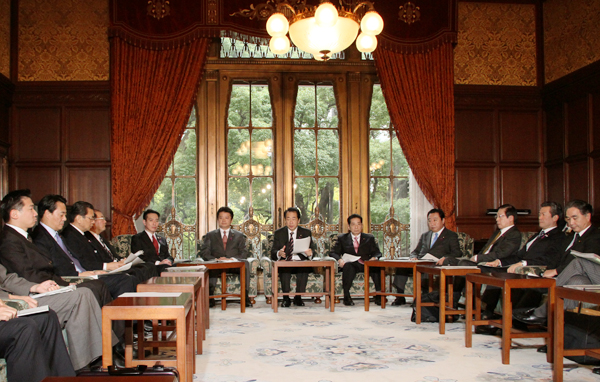 包括的経済連携に関する閣僚委員会で挨拶する菅総理２