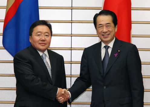 モンゴル国のエルベグドルジ大統領と握手する菅総理