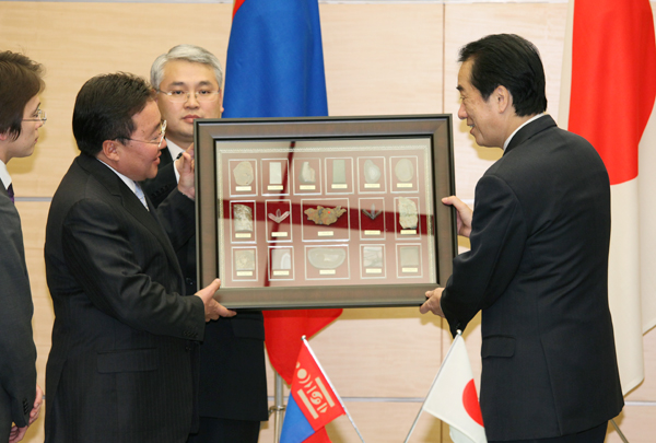 エルベグドルジ大統領から贈呈品を受け取る菅総理