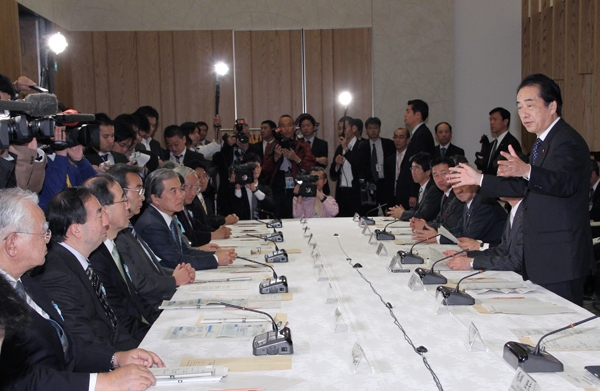 新成長戦略実現会議であいさつする菅総理の写真２