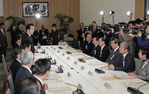 新成長戦略実現会議であいさつする菅総理の写真３
