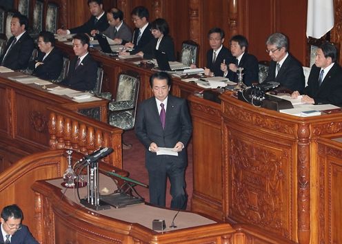 参議院本会議で決議への所信を述べる菅総理
