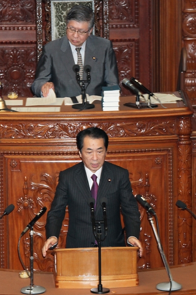 衆議院本会議で決議への所信を述べる菅総理１