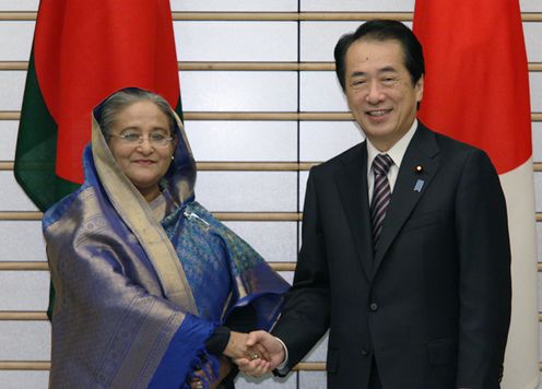 バングラデシュ人民共和国のシェイク・ハシナ首相と握手する菅総理