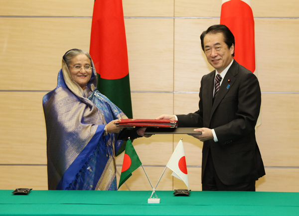 バングラデシュ人民共和国のシェイク・ハシナ首相と共同声明を交換する菅総理