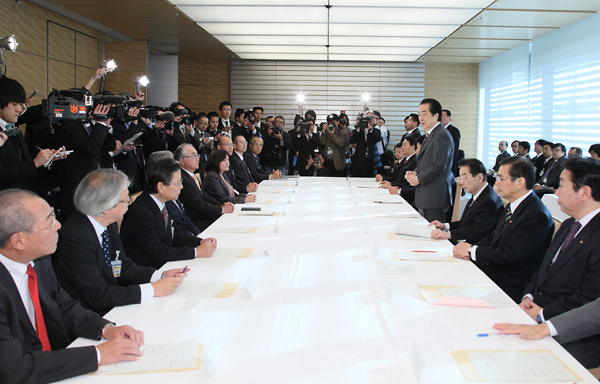 政府・連合トップ会談であいさつする菅総理３