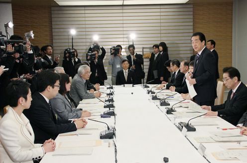 男女共同参画会議であいさつする菅総理１