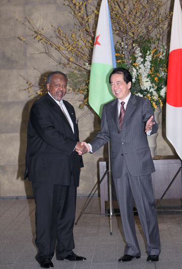 ジブチ共和国のゲレ大統領と握手する菅総理２