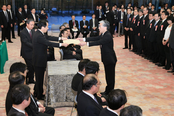 内閣及び内閣府永年勤続表彰式で表彰状を授与する菅総理