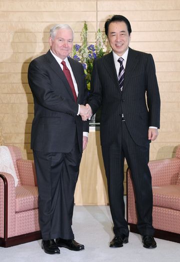 ゲイツ米国防長官と握手する菅総理２