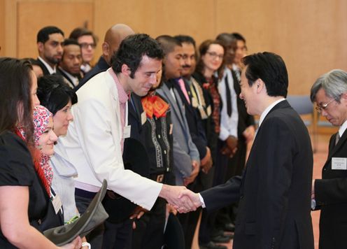 「世界青年の船」参加青年代表らと握手を交わし激励する菅総理１