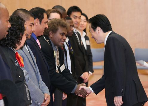 「世界青年の船」参加青年代表らと握手を交わし激励する菅総理３