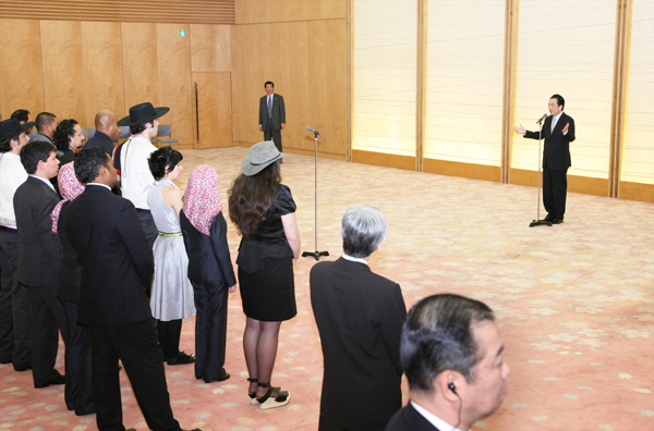 「世界青年の船」参加青年代表らに挨拶をする菅総理