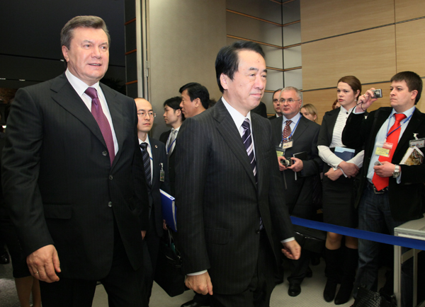ウクライナのヤヌコーヴィチ大統領と署名式会場に入る菅総理