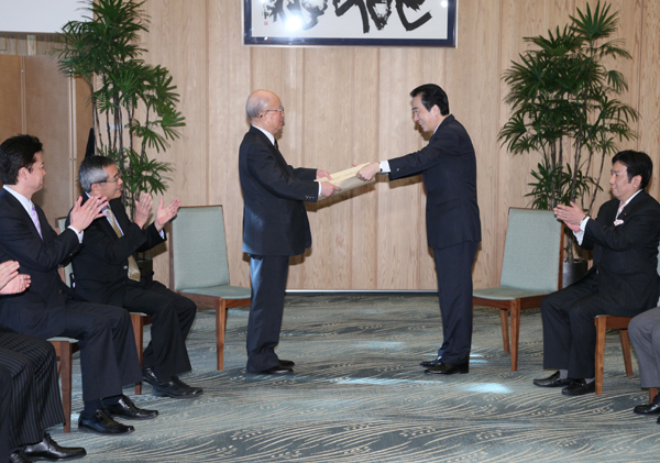 鈴木北海道大学名誉教授に感謝状を授与する菅総理