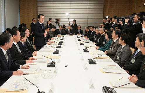 食と農林漁業の再生実現会議であいさつする菅総理２