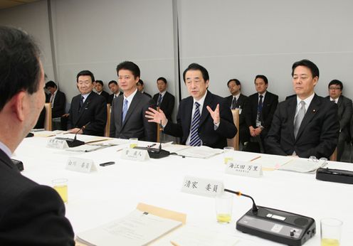 新成長戦略実現会議であいさつする菅総理2