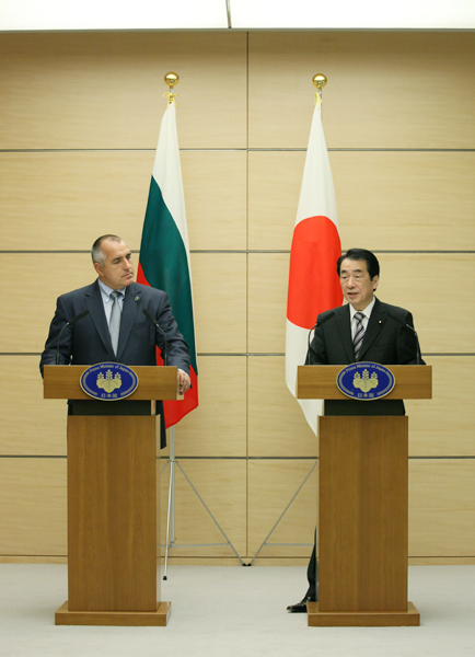 共同記者発表に臨む日本・ブルガリア両首脳