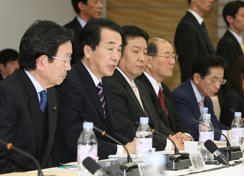 社会保障改革に関する集中検討会議であいさつする菅総理1