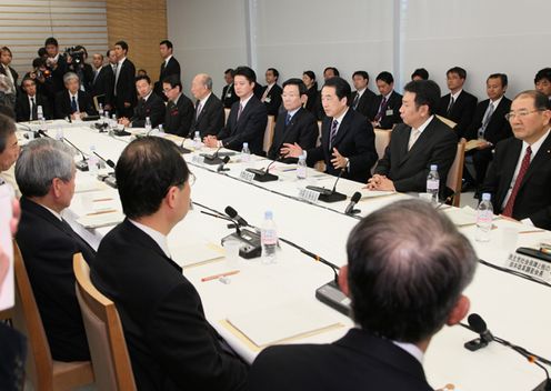 社会保障改革に関する集中検討会議であいさつする菅総理3